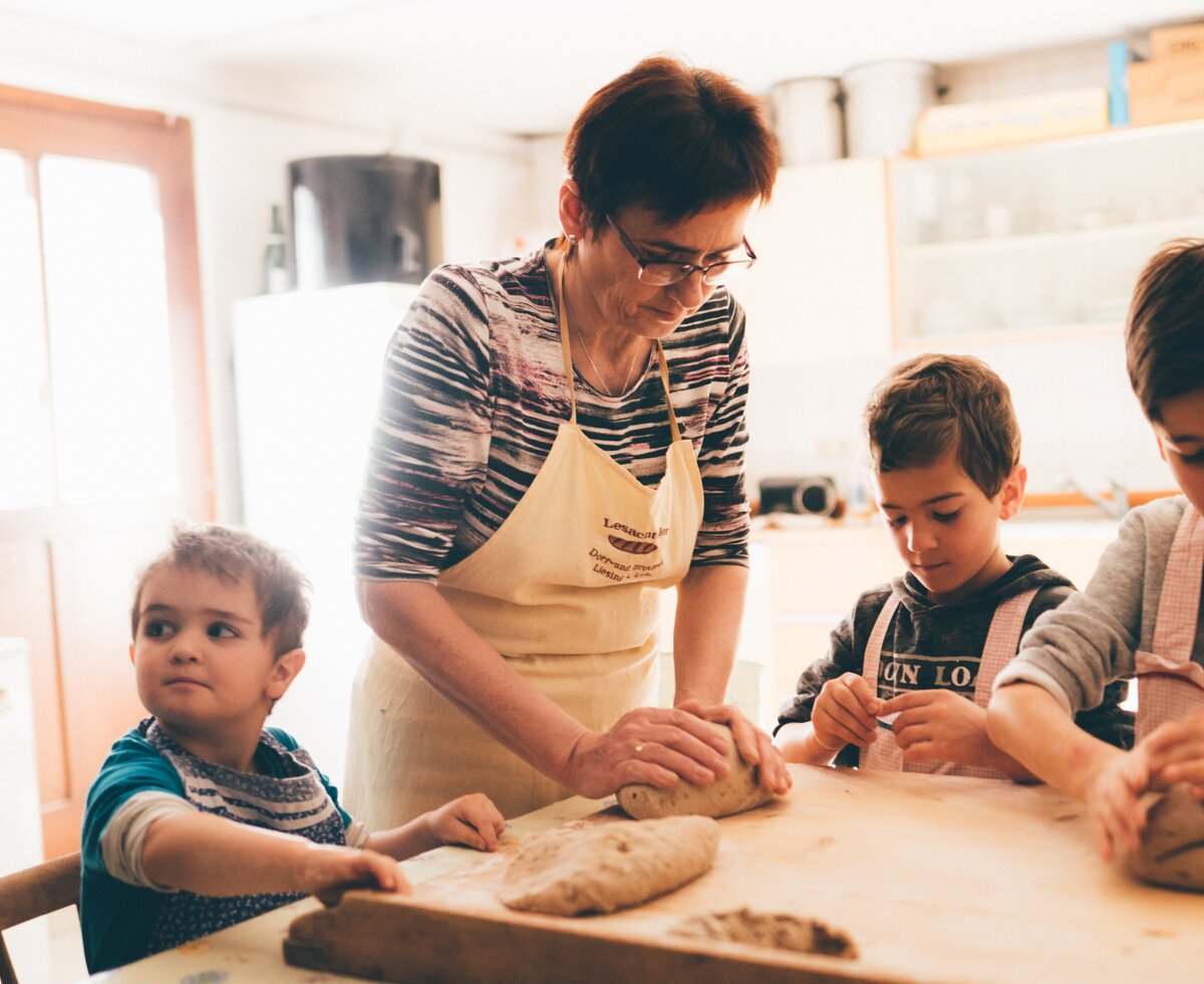 Frau und Kinder kneten das Brot | © Urlaub am Bauernhof Kärnten/ Daniel Gollner