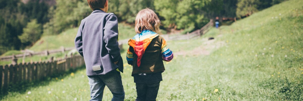 Kinder spazieren auf der Wiese | © Urlaub am Bauernhof Kärnten / Daniel Gollner