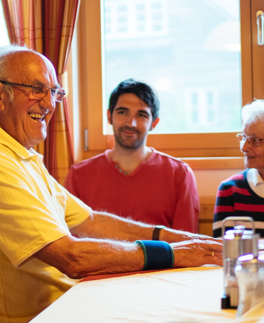 Familie sitzt am Tisch und lacht | © Urlaub am Bauernhof Kärnten / Daniel Gollner