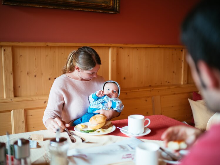 Frau mit Baby sitzt bei Tisch | © Urlaub am Bauernhof Kärnten / Daniel Gollner