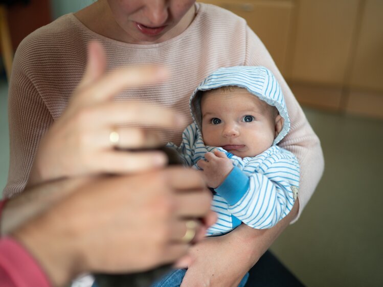 Baby im Arm lächelt | © Urlaub am Bauernhof Kärnten / Daniel Gollner