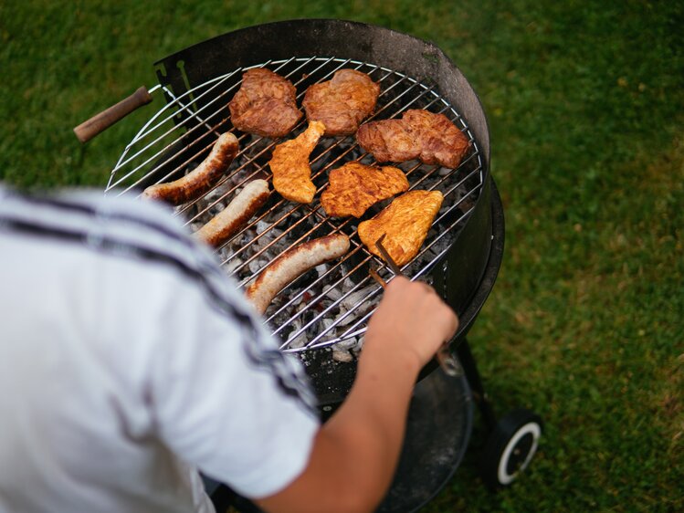 Leckeres Fleisch am Kugelgrill | © Urlaub am Bauernhof / Daniel Gollner