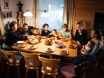 Familie isst am Tisch | © Urlaub am Bauernhof Kärnten/ Daniel Gollner