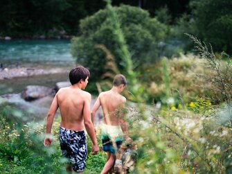 Kinder in der Badehose gehen am Weg | © Urlaub am Bauernhof Kärnten / Daniel Gollner