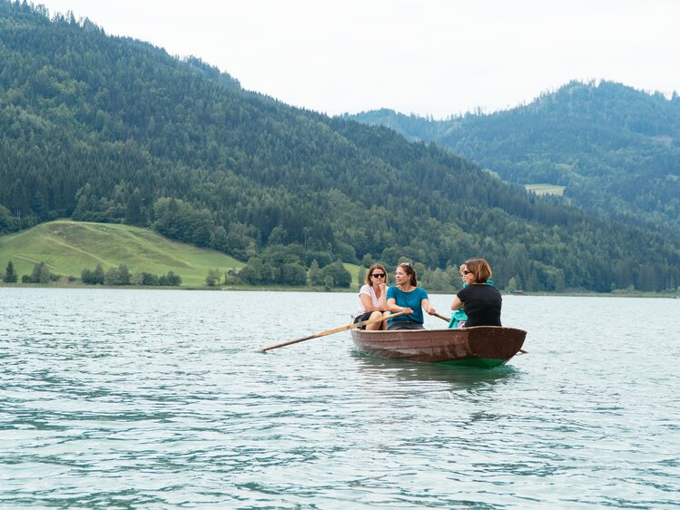 Familie sitzt am Boot im Wasser | © Urlaub am Bauernhof Kärnten / Daniel Gollner