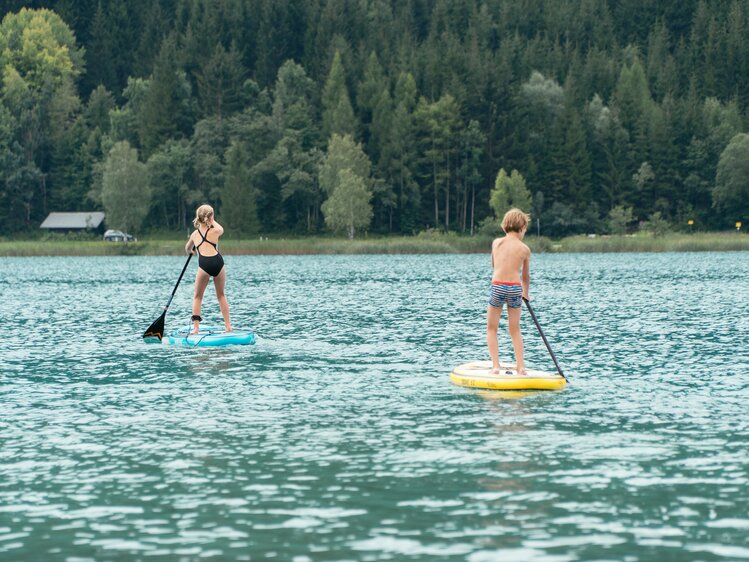 Kinder auf den Stand-Up Paddle am See | © Urlaub am Bauernhof Kärnten / Daniel Gollner