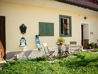 Sitzgelegenheit vor der Haustür | © Urlaub am Bauernhof Kärnten / Daniel Gollner