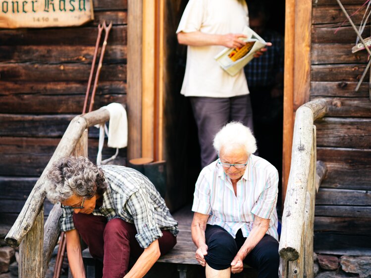 Menschen sitzen und stehen auf der Treppe | © Urlaub am Bauernhof Kärnten / Daniel Gollner