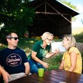 Familie sitzt draußen am Tisch | © Urlaub am Bauernhof Kärnten / Daniel Gollner