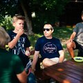 Familie sitzt am Tisch und Buben stehen daneben | © Urlaub am Bauernhof Kärnten / Daniel Gollner