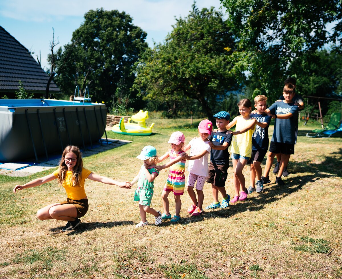 Kinder nach der Größe auf der Wiese aufgestellt | © Urlaub am Bauernhof Kärnten/ Daniel Gollner