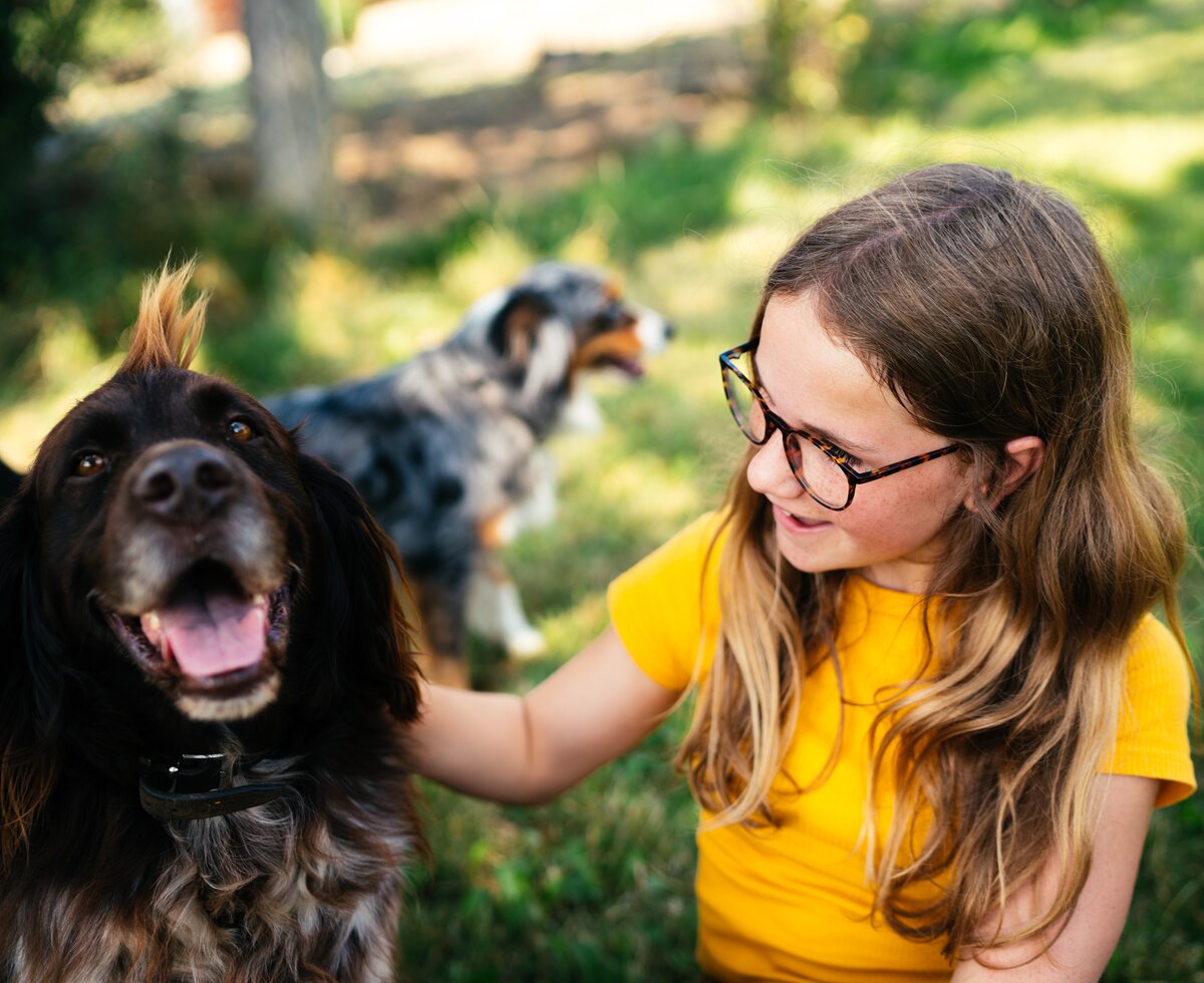 Mädchen streichelt den Hund | © Urlaub am Bauernhof Kärnten / Daniel Gollner