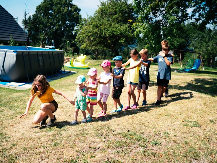 Kinder auf der Wiese nach der Größe aufgestellt | © Urlaub am Bauernhof Kärnten / Daniel Gollner