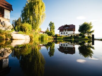 Haupthaus davor der Teich | © Urlaub am Bauernhof Kärnten / Daniel Gollner