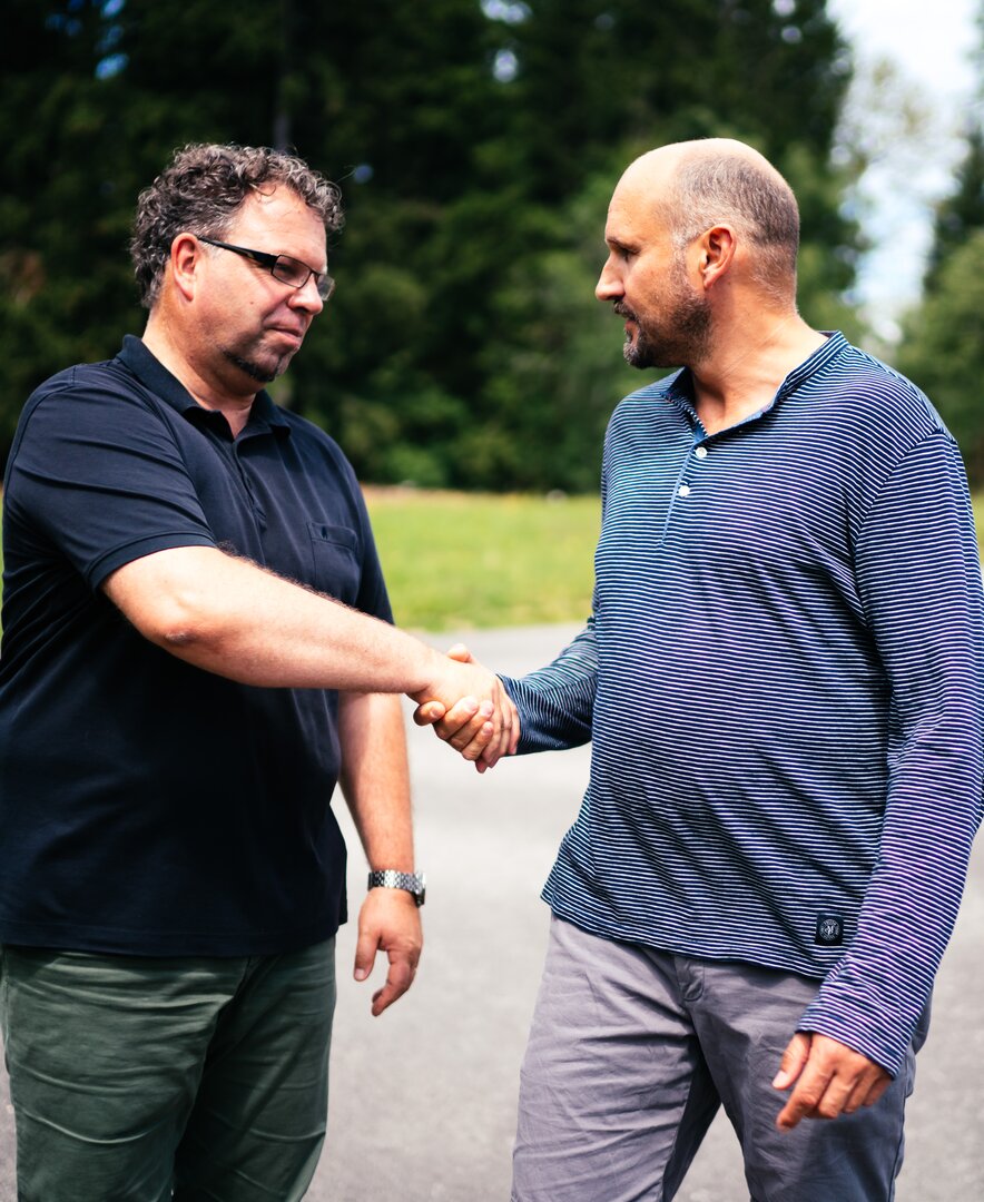 Männer geben sich die Hand am Weg | © Urlaub am Bauernhof Kärnten / Daniel Gollner