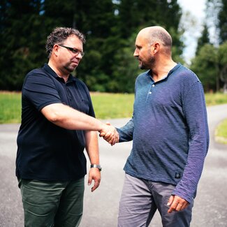 Männer geben sich die Hand am Weg | © Urlaub am Bauernhof Kärnten / Daniel Gollner