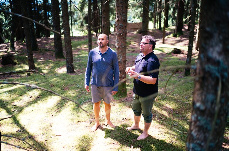 Männer stehen barfuß im Wald | © Urlaub am Bauernhof Kärnten/ Daniel Gollner