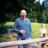 Mann und Mädchen stehen am Weg | © Urlaub am Bauernhof Kärnten/ Daniel Gollner