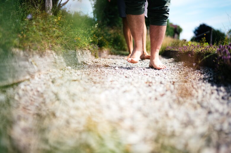 barfuß am Weg | © Urlaub am Bauernhof Kärnten/ Daniel Gollner