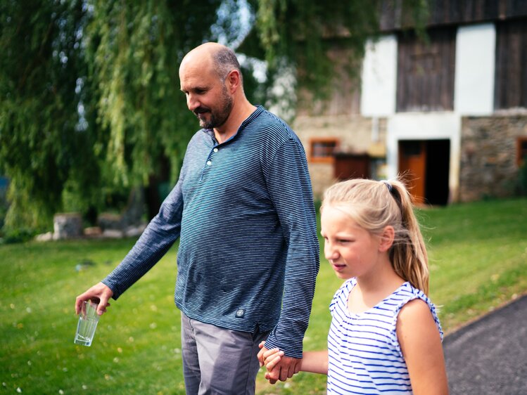 Mann und Mädchen gehen am Weg | © Urlaub am Bauernhof Kärnten / Daniel Gollner