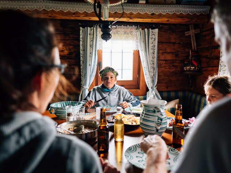 Familie isst in der Hütte | © Urlaub am Bauernhof Kärnten / Daniel Gollner