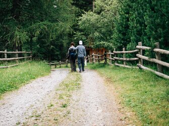 Paar spaziert am Weg | © Urlaub am Bauernhof Kärnten / Daniel Gollner