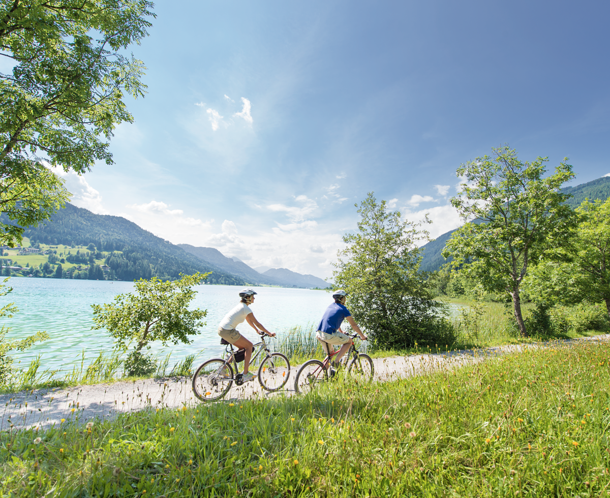 Radfahrer am Ufer des Weissensees | © Edward Gröger / Kärnten Werbung GmbH