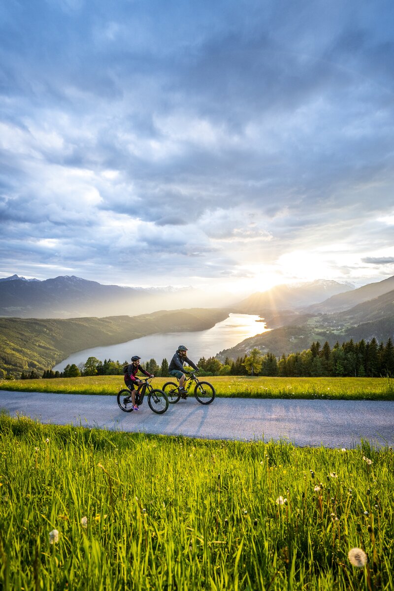 E-Biker mit See im Hintergrund | © Gert Perauer / Millstätter See Tourismus GmbH