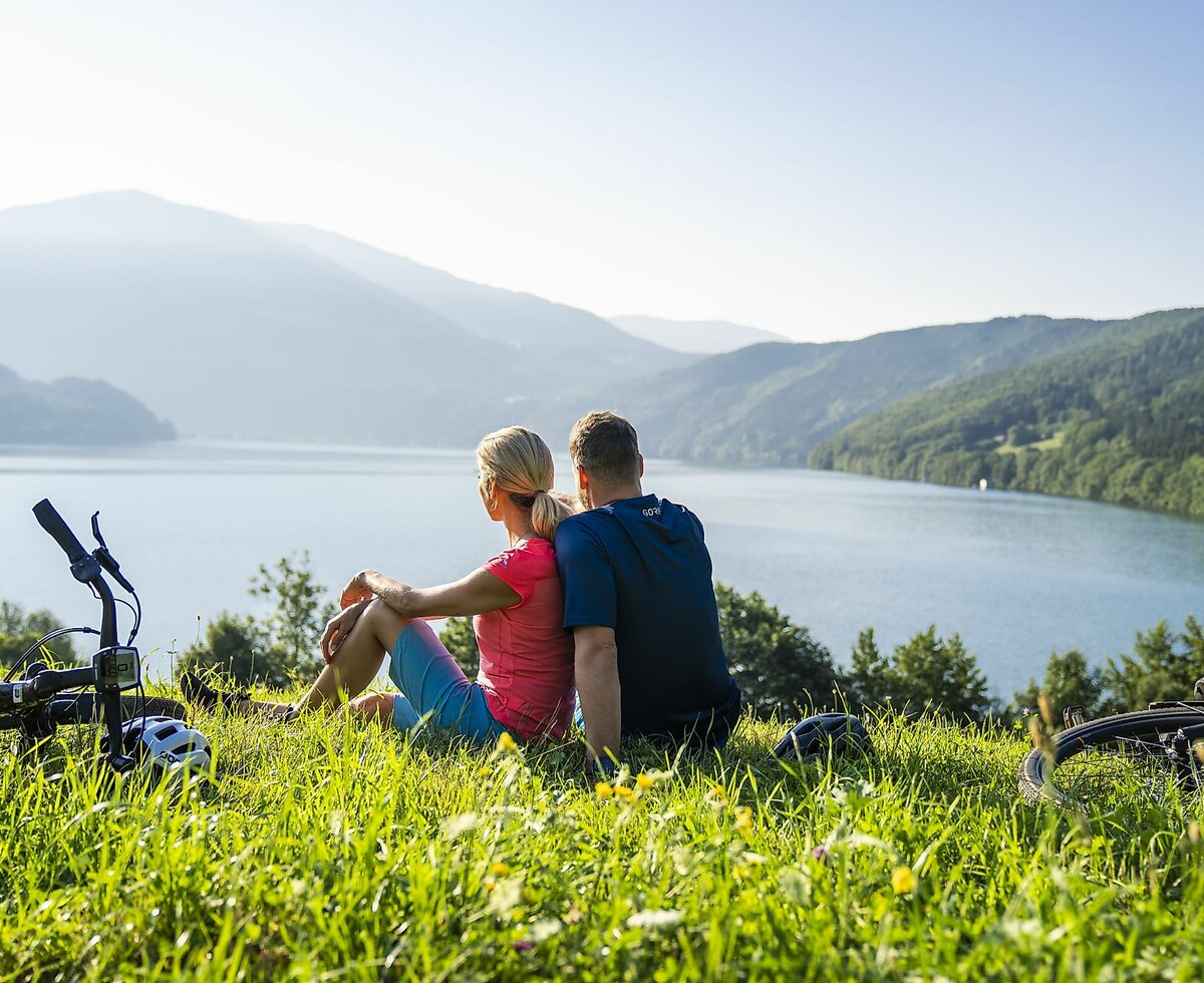 Pause beim Radfahren mit Ausblick | © Gert Perauer / Kärnten Werbung