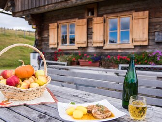 Obstkorb mit Teller und Lavanttaler Apfelsaft | © Franz Gerdl / RML GmbH 