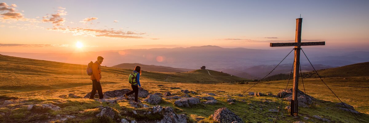 Zwei Wanderer zum Sonnenaufgang am Gipfel | © Franz Gerdl / RML GmbH 