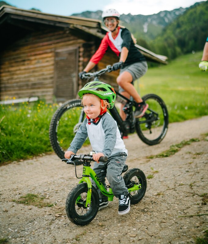 Kind fährt mit Mountainbike und lächelt verschmitzt | © Martin Hofmann / Region Villach - Faaker See - Ossiacher See