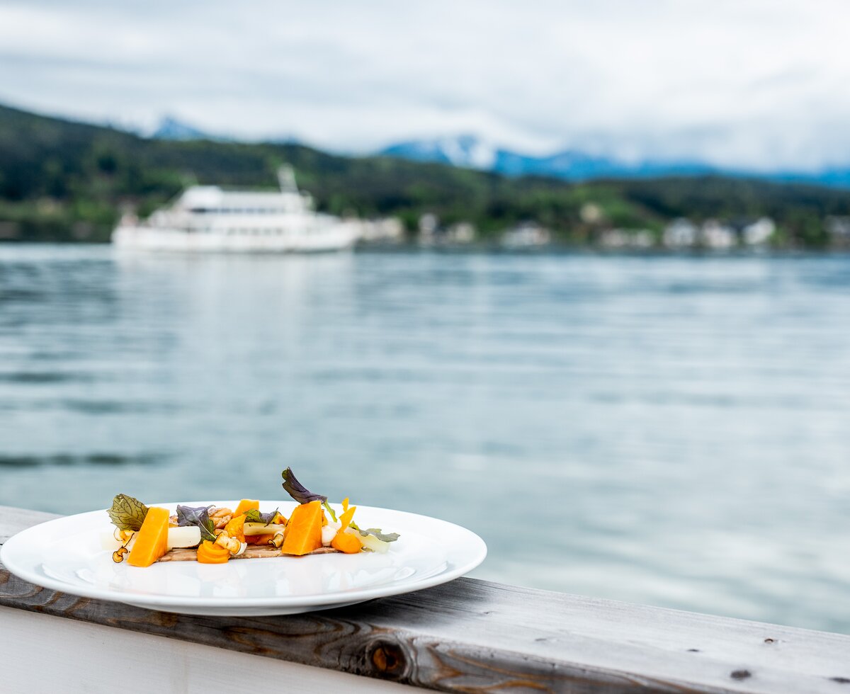 Teller mit Essbaren mit See im Hintergrund  | © Daniel Waschnig  / Wörthersee Tourismus GmbH