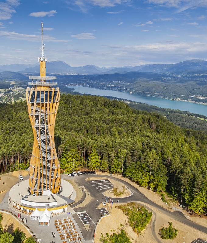 Blick auf den Pyramidenkogel von oben im Sommer | © Tine Steinthaler / Kärnten Werbung GmbH