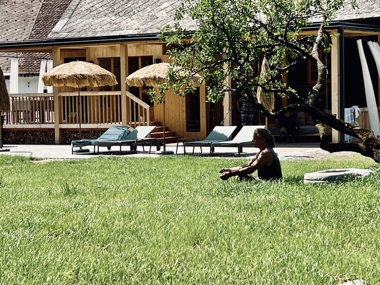 Garten vom dem Sandhaus mit Liegestühlen | © Astrid Rittler