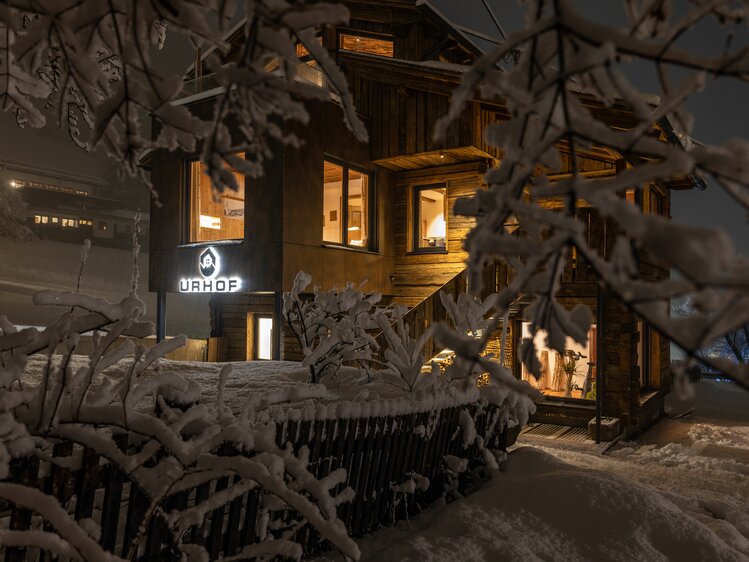 Haus hinter den schneebedeckten Ästen | © Urlaub am Bauernhof Kärnten/ Achim Mandler