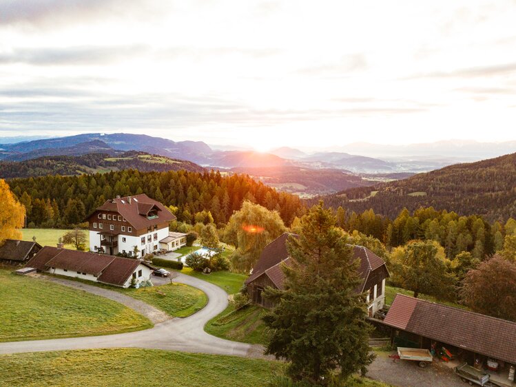 Das Bauernhofgelände am Natur Gut Lassen | © Urlaub am Bauernhof Kärnten/ Daniel Gollner