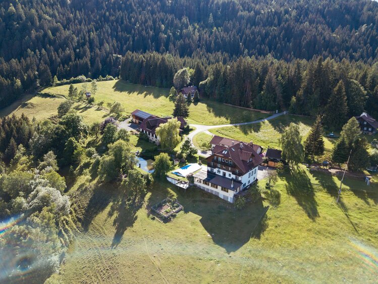 Das Natur Gut Lassen aus der Vogelperspektive betrachtet | © Urlaub am Bauernhof Kärnten/ Daniel Gollner