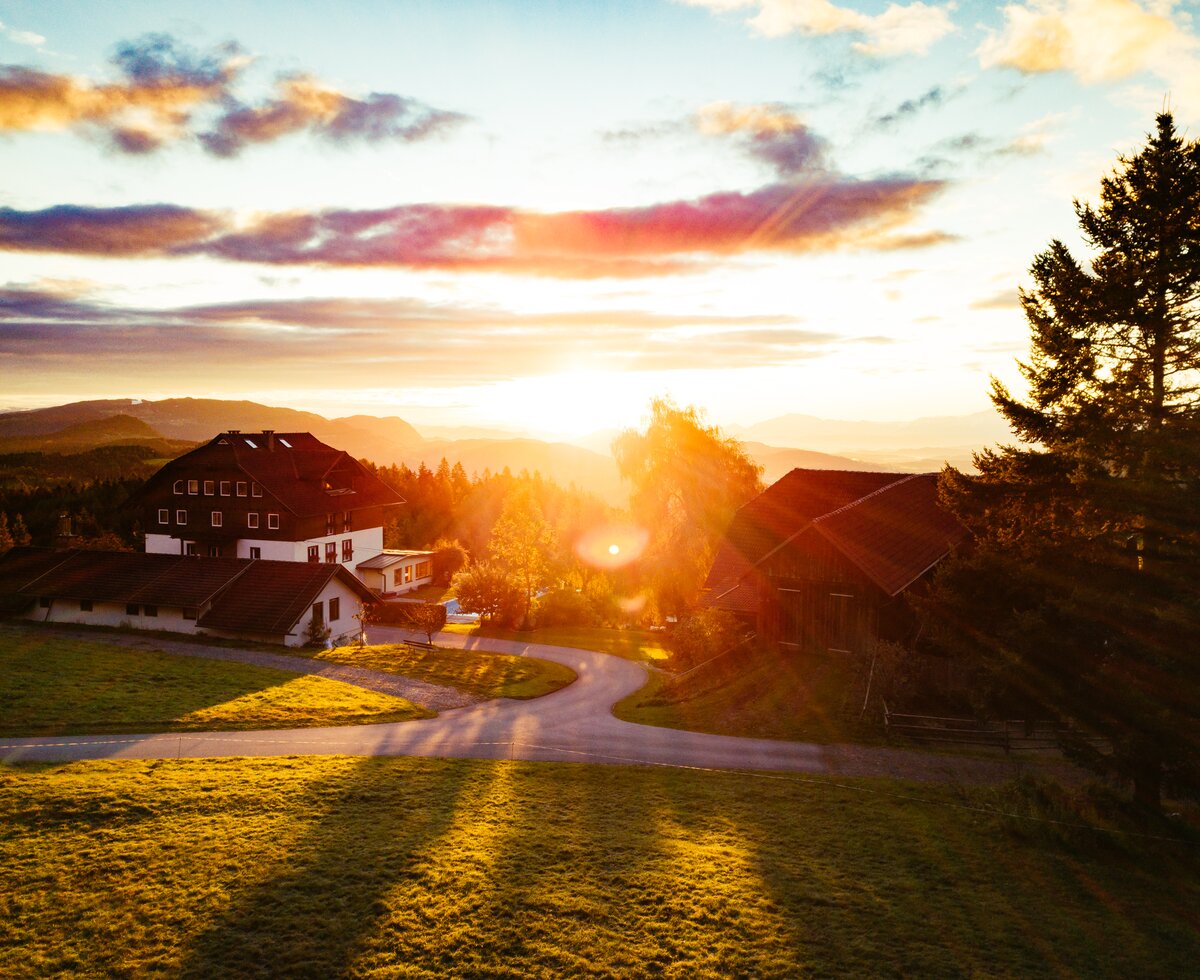 Ein Sonnenuntergang am Natur Gut Lassen | © Urlaub am Bauernhof Kärnten/ Daniel Gollner