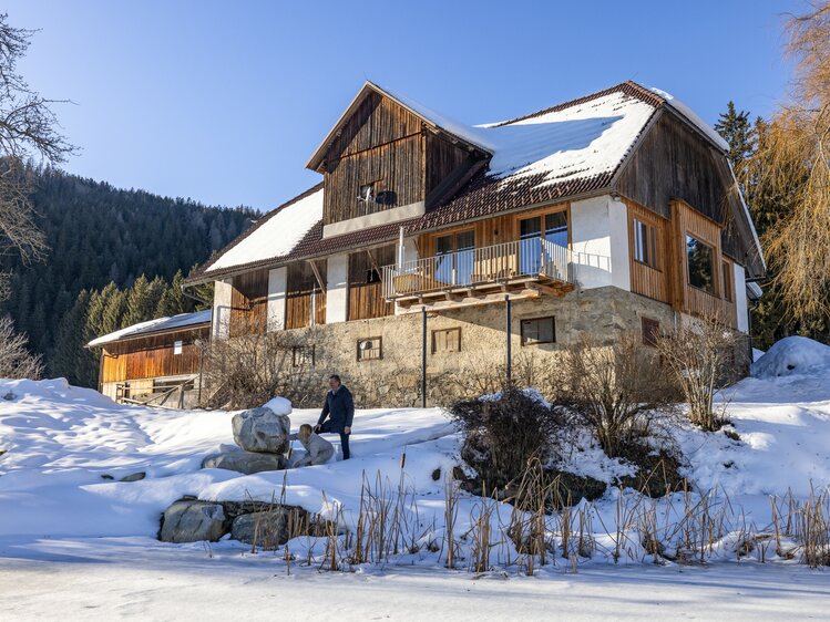 Stall in der verschneiten Landschaft | © Urlaub am Bauernhof Kärnten/ Achim Mandler