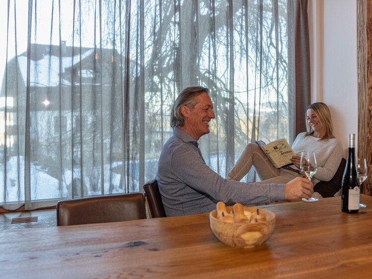 Mann trinkt ein Glas Wein und die Frau liest ein Buch | © Urlaub am Bauernhof Kärnten/ Achim Mandler