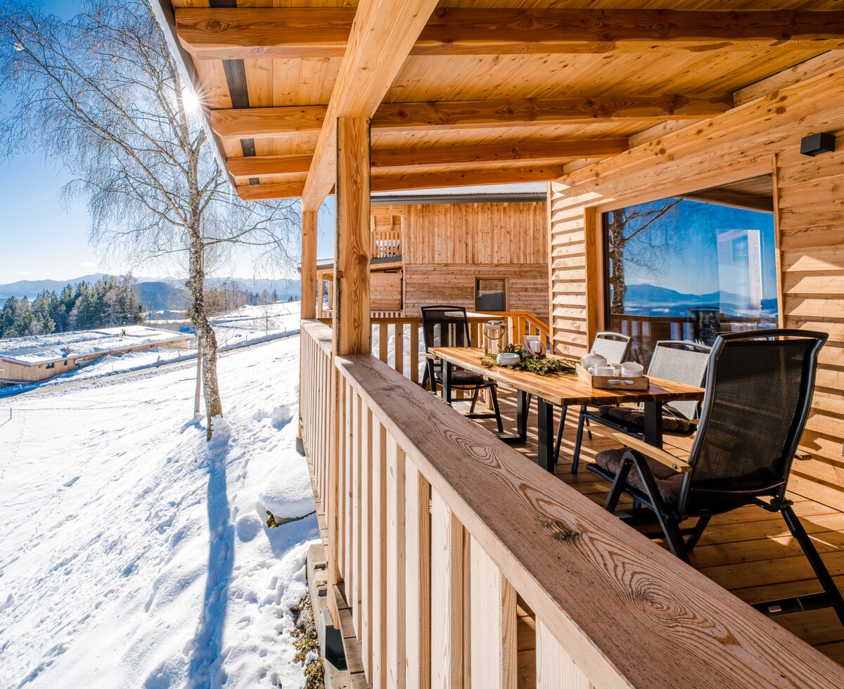 Terrasse mit Sitzgelegenheit und tollem Ausblick | © Urlaub am Bauernhof Kärnten / Michael Stabentheiner