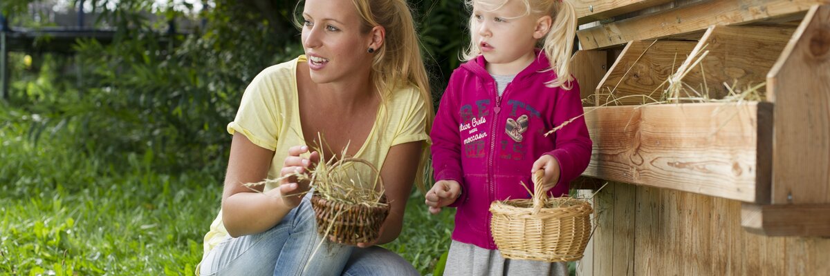 Frau und Kind holen Eier aus dem Hühnerstall | © Urlaub am Bauernhof Niederösterreich / Karin Lohberger