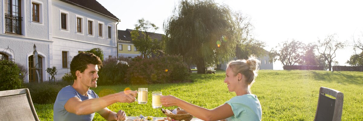 Paar bei der Jause im Freien | © Urlaub am Bauernhof Niederösterreich / Karin Lohberger