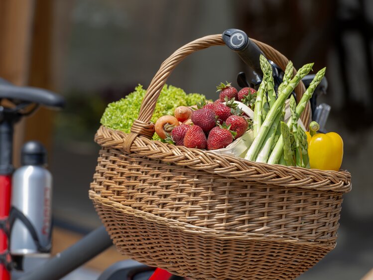 Marchfeld Spargelhof Magoschitz - Korb mit Spargel am Fahrrad | © Weinviertel Tourismus / Himml