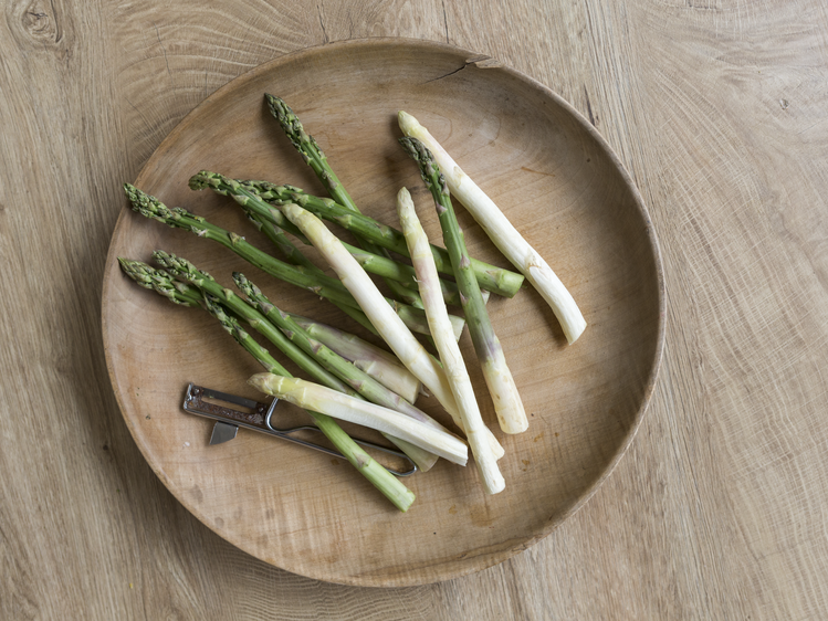 Spargel in der Holzschale | © Weinviertel Tourismus / Astrid Bartl