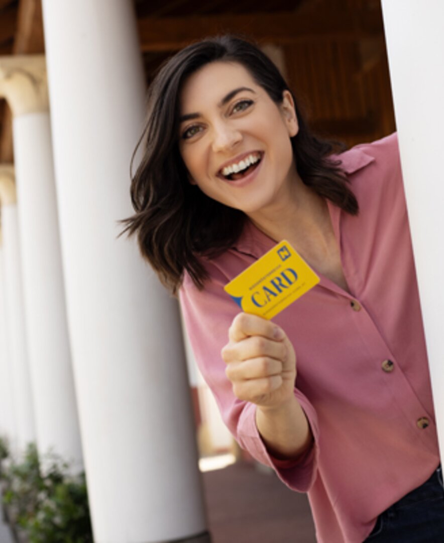 Frau mit Niederösterreich-Card | © Schwarz-König