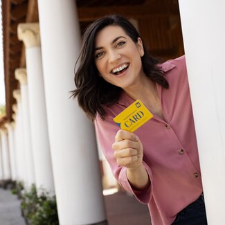 Frau mit Niederösterreich-Card | © Schwarz-König