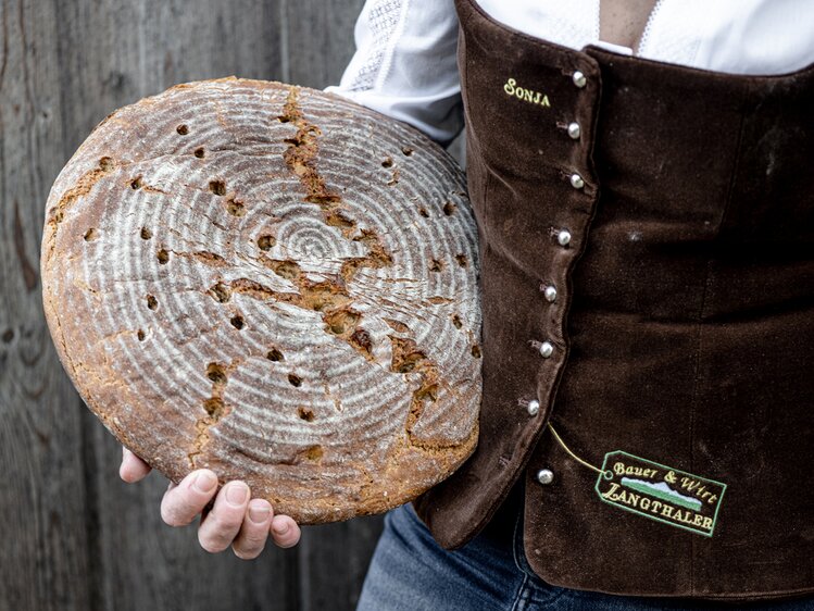 selbstgebackenes Brot - Bauer und Wirt Langthaler | © Martina Siebenhandl