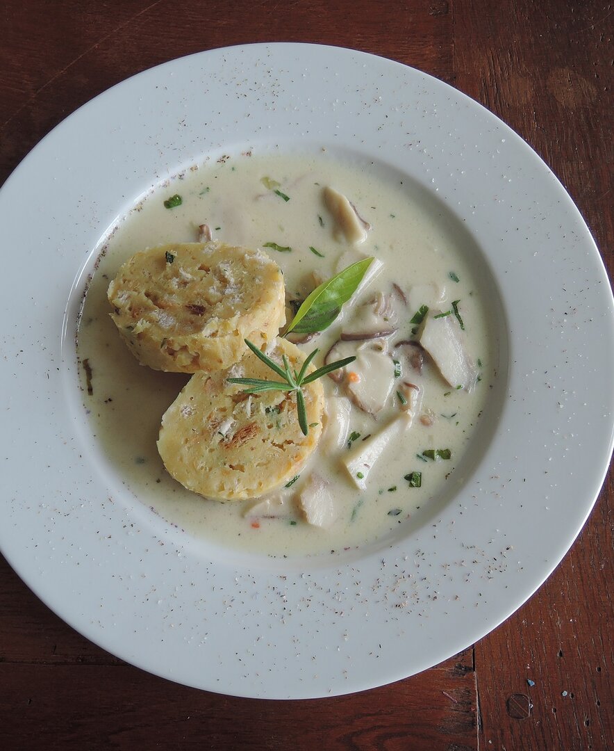 Steinpilzsoße mit Serviettenknödel | © Landhaus Aigner / Anita Schlögl